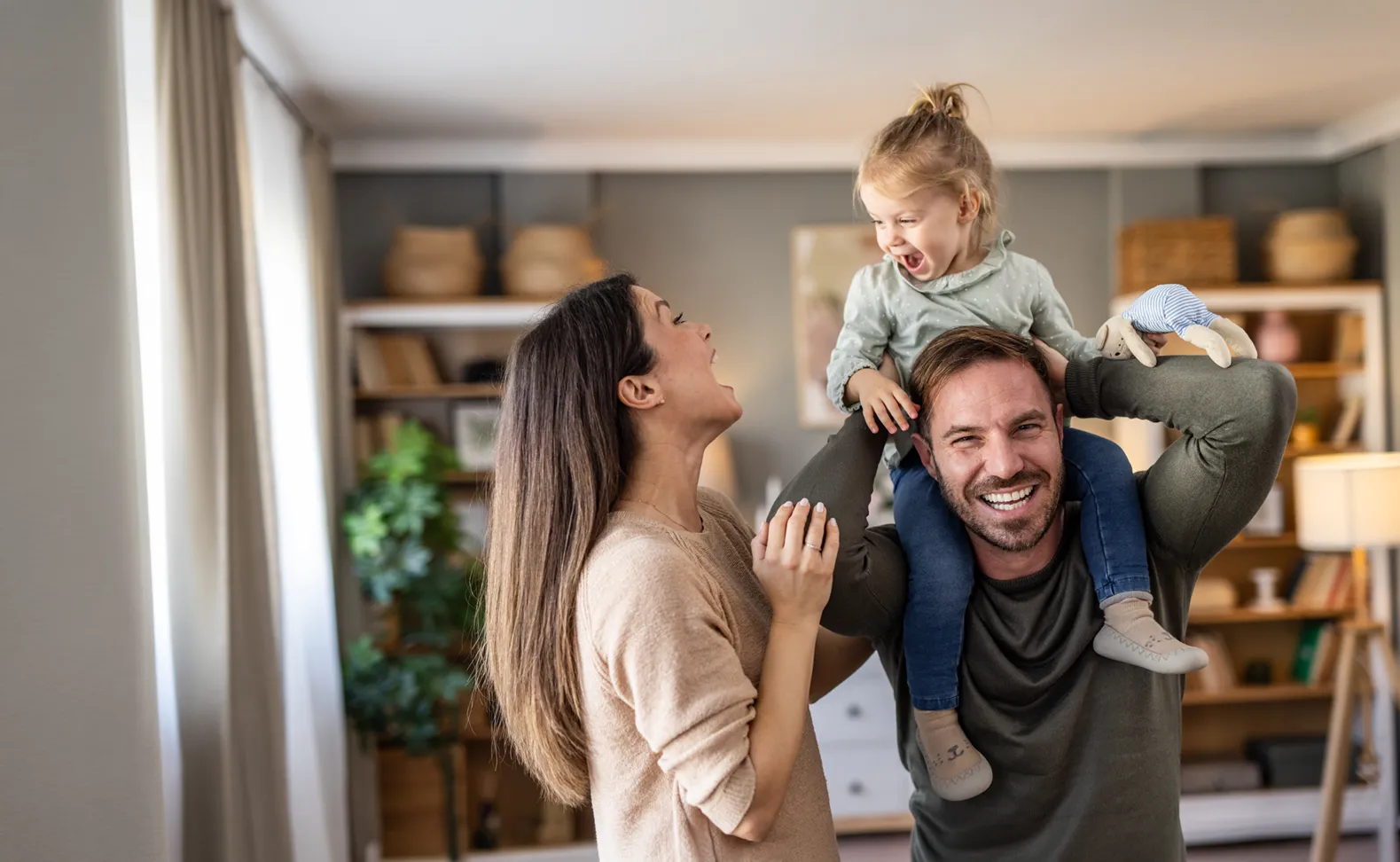 Glückliche Familie zu Hause